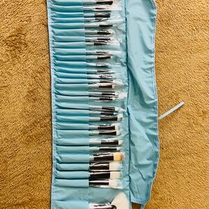 32 Piece Make Up Brush Set in Light Blue with travelcase.